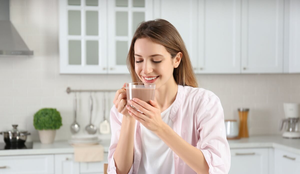 Preparado com cacau puro e leite, o chocolate quente pode contribuir para o bem-estar físico e emocional (Imagem: New Africa | Shutterstock)