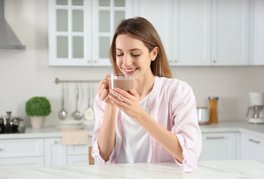 Preparado com cacau puro e leite, o chocolate quente pode contribuir para o bem-estar físico e emocional (Imagem: New Africa | Shutterstock)