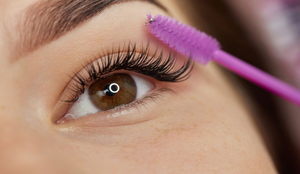 Alguns cuidados com as extensões de cílios são essenciais no inverno (Imagem: Evgenyrychko | Shutterstock)