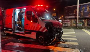 Carro e ambulância colidem em cruzamento no bairro da Torre, em JP