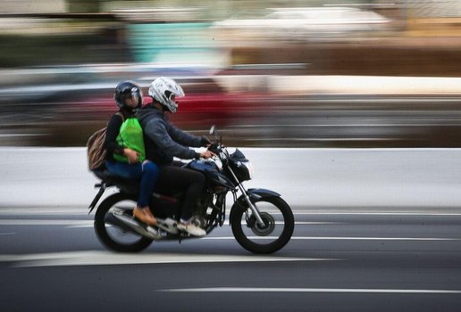 Motorista de Uber moto