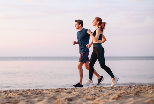 Correr na areia ajuda a fortalecer os músculos (Imagem: Evgeniy Zhukov | Shutterstock)