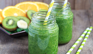 Suco de laranja com espinafre (Imagem: Fiery Phoenix | Shutterstock)