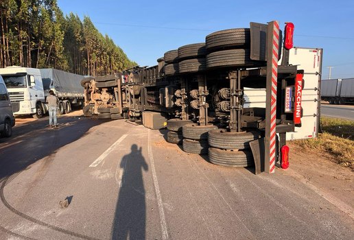 Acidente carreta br 230 campina joao pessoa km 58 foto michel andrade rtc