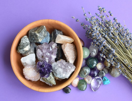 Cristais, cores, aromas e números associados aos signos podem ser usados para atrair boa sorte e proteção aos nativos do zodíaco (Imagem: Oksana Lyskova | Shutterstock)