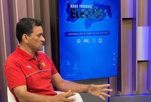 Adriano Trajano durante entrevista na TV Tambaú.
