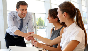 Estratégias são essenciais para conquistar e fidelizar clientes, visando ao crescimento das vendas do negócio (Imagem: ESB Professional | Shutterstock)