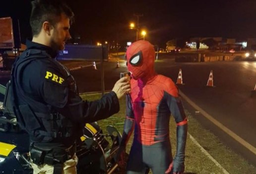 Homem Aranha e parado em blitz da Policia Rodoviaria Federal no Parana