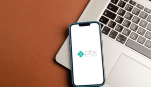 O Pix pode ser um parceiro na economia doméstica, desde que seja utilizado com organização e segurança (Imagem: Photo For Everything | Shutterstock)