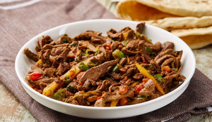 Refogado de fígado com legumes (Imagem: Food Shop | Shutterstock)