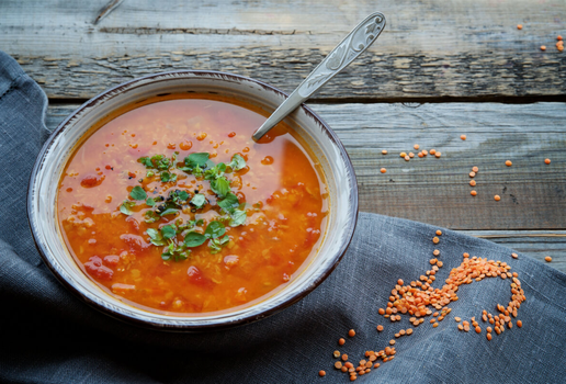 Sopa detox de lentilha vermelha (Imagem: Anna Puzatykh | Shutterstock)