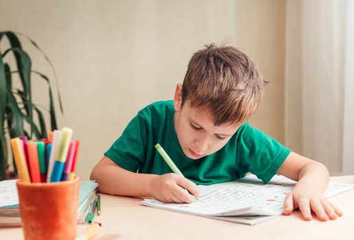 A escrita à mão estimula áreas importantes do cérebro e contribui para o desenvolvimento das crianças (Imagem: OlgaKhorkova | Shutterstock)