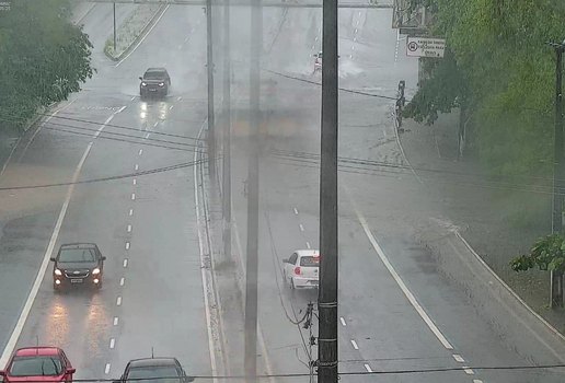 Dia começou com chuva na capital paraibana