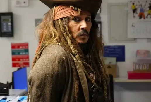 Johnny Depp revive Jack Sparrow em visita surpresa a hospital infantil na Espanha