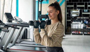 Busca por aulas de musculação registra aumento expressivo entre as mulheres (Imagem: RomanR | Shutterstock)