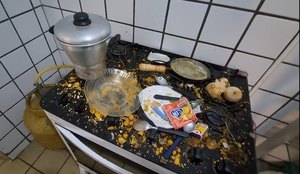 Alimentos estragados foram encontrados na cozinha da residência.