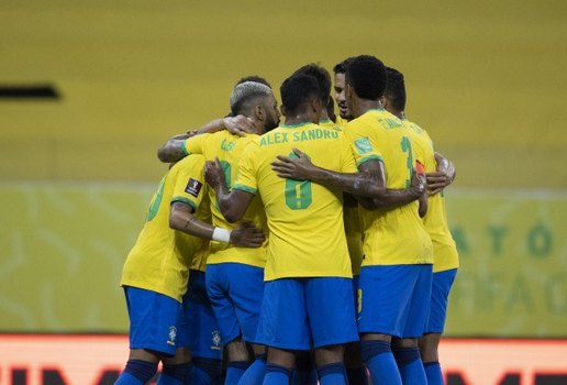 Brasil voltou para o segundo tempo pressionando no ataque.