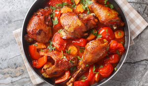 Galinha ensopada no molho de tomate (Imagem: Sergii Koval | Shutterstock)