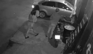 Mulher é presa após invadir bar com carro e atropelar namorado