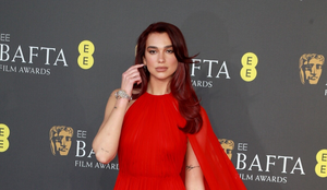 O cabelo cereja glossy combina nostalgia com modernidade, conquistando até as celebridades (Imagem: Fred Duval | Shutterstock)