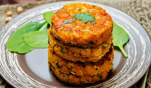 Hambúrguer vegetariano de batata-doce e grão-de-bico (Imagem: Nataliya Arzamasova | Shutterstock)