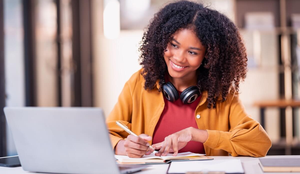 Preparação estratégica, domínio técnico e bagagem são essenciais para produzir uma boa redação (Imagem: Mr. Ashi. Sae Yang | Shutterstock)