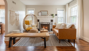 À medida que as temperaturas caem, é comum buscar soluções para deixar os ambientes mais confortáveis e quentes (Imagem: Joshua Applegate Creative | Shutterstock)