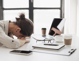 O "quiet cracking" pode ser resultado do estresse e do excesso de cobrança sem reconhecimento no trabalho (Imagem: Kite_rin | Shutterstock)