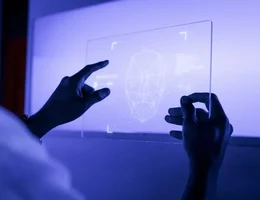 Designer usando uma tecnologia futurista de tela de tablet digital transparente