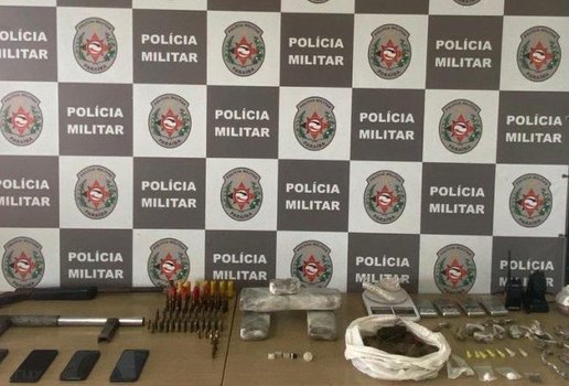 Policia Militar apreende armas de fogo mais de 80 municoes e 5 quilos de drogas em ponto de trafico na capital