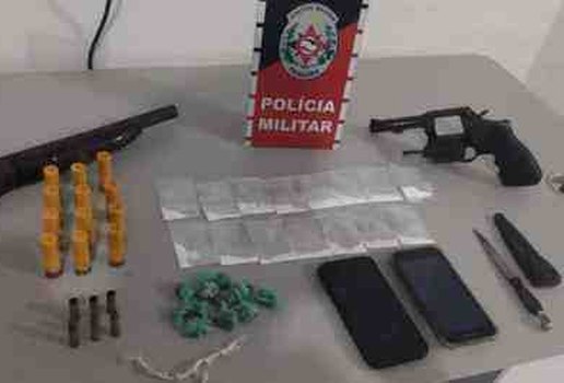 Policia Militar apreende armas de fogo e drogas em municipio do Sertao