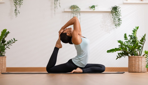 Posições de ioga podem ajudar a aliviar a tensão e a melhorar a circulação sanguínea, promovendo uma melhor saúde sexual feminina (Imagem: 220 Selfmade studio | Shutterstock)