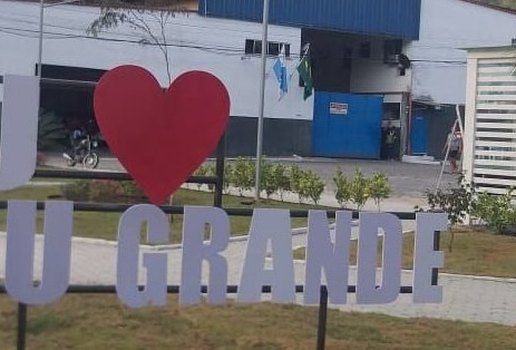 Distrito onde nasceu Garrincha viraliza após instalação de letreiro: "Eu amo Pau Grande"