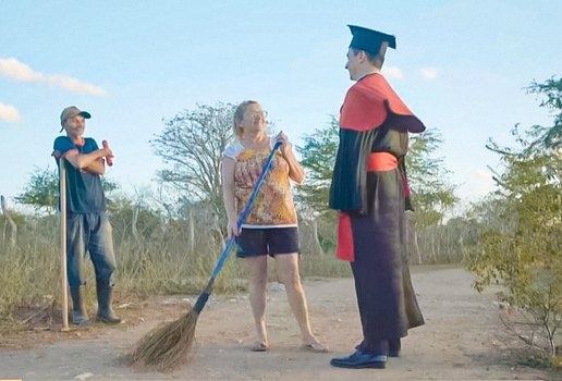 Filho de agricultores faz ensaio de formatura ao lado dos pais em sítio na PB