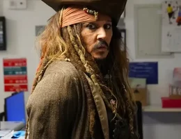Johnny Depp revive Jack Sparrow em visita surpresa a hospital infantil na Espanha