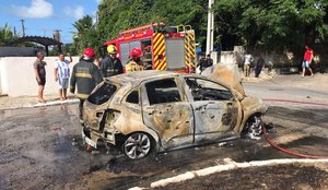Veículo envolvido em acidente foi incendiado em protesto.