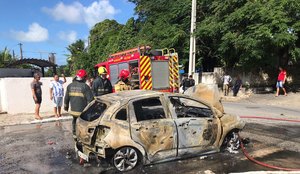 Veículo envolvido em acidente foi incendiado em protesto.