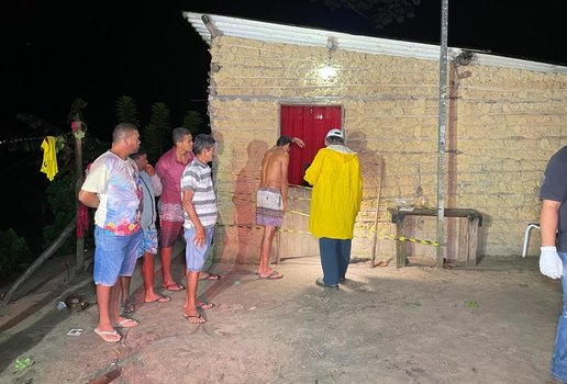 Pai chora mortes dos filhos em frente à porta da residência onde crime aconteceu.