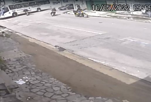 Vídeo mostra momento em que mulher quase é atropelada por ônibus em JP