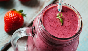 Vitamina caseira de açaí com morango (Imagem: NatashaPhoto | Shutterstock)