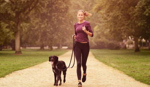 Correr com o cachorro é uma forma de manter o bem-estar e reforçar os laços (Imagem: LarsZ | Shutterstock)