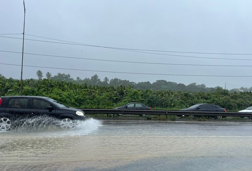 Motoristas enfrentam dificuldades em dias de chuva em João Pessoa