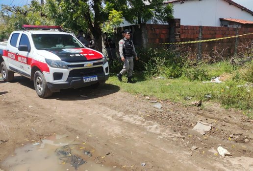 Rua onde o crime aconteceu foi isolada pela polícia