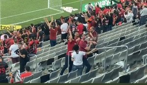Torcedores do Atlético Paranaense fazem gestos racistas contra torcedores do Galo mineiro
