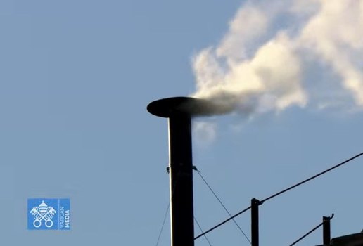 FUMAÇA BRANCA ANUNCIA ESCOLHA DO NOVO PAPA