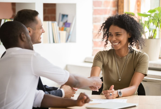 O primeiro emprego representa a construção de um futuro profissional (Imagem: fizkes | Shutterstock)