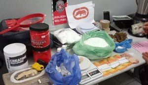 Dinheiro, drogas e materiais para elaboração da droga foram apreendidos.