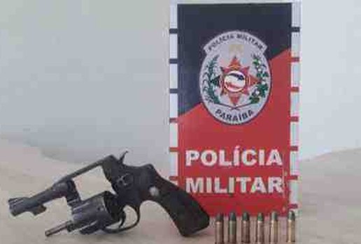 Policia Militar captura foragidos da Justica envolvidos em homicidios e apreende arma de fogo no sertao