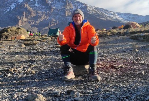 Triatleta paraibano, Louis comenta sensação de escalar monte mais alto da África