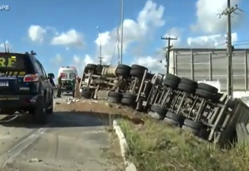 Tombamento carreta br101